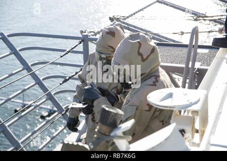 SASEBO, Japan (31. 6, 2016) Petty Officer 2nd class David Sacdal (links), aus San Francisco, Calif. und Petty Officer 3rd Class Laniece Watters, von Columbus, Ohio, Test für simulierte chemische Arbeitsstoffe mit einem M256 einen chemischen Detektors Kit während eines chemischen, biologischen, radiologischen Bohrer auf dem Flugdeck des Amphibious Assault ship USS BONHOMME RICHARD (LHD6). Bonhomme Richard, Vorwärts- und Sasebo, Japan bereitgestellt, das eine schnelle Reaktionsfähigkeit im Falle eines regionalen Kontingenz oder Naturkatastrophe zur Verfügung zu stellen. Stockfoto