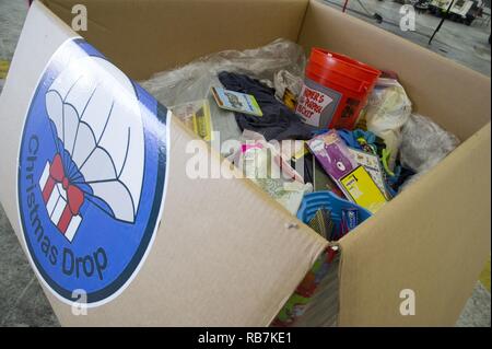 Eine Operation Weihnachten Drop Box auf Anzeige während der "Push Zeremonie' bei Andersen Air Force Base, Guam, Dez. 6, 2016. Betrieb Weihnachten Drop ist die am längsten laufende humanitäre Operation Luftbrücke in der Geschichte des Departements für Verteidigung, Einfluss auf das Leben von mehr als 20.000 Inselbewohner. Die Menschen in den Mikronesischen Inseln erwarten können Service Mitglieder an Bord einer C-130 Hercules ein Drop Box zu sehen, zu einem Fallschirm befestigt, mit Reis gefüllt, Angelhaken, pädagogische Materialien, Kleidung und Spielzeug. Stockfoto