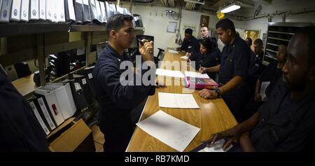 Atlantik (31. 6, 2016) Petty Officer 2nd class Xavier Lemus-Rivera führt Ersatzteile Petty Officer Training in der Lagerverwaltung Büro an Bord amphibisches Schiff USS Iwo Jima (LHD7). Iwo Jima ist unterwegs verfolgen Mobility-Engineering (MOB-E) und Mobility-Seaman (MOB-S) Zertifizierungen als Teil des Schiffes vor der Bereitstellung Qualifizierung. Stockfoto