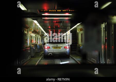 Fahren auf zum Eurotunnel Zug, Folkestone, Kent, England, Großbritannien Stockfoto