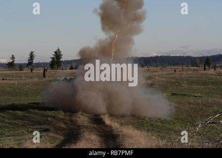 Us Army Combat Ingenieure mit 555 Engineer Brigade 864th Engineer Battalion (Herzschrittmacher) Feuer eine live Rakete während einer Mine Clearing Line (MICLIC) Übung am Joint Base Lewis-McChord 7. Dezember 2016. Soldaten mit der Raketengetriebenen Line kostenlos durch tödliche Hindernisse wie meine Felder zu erhalten. Stockfoto