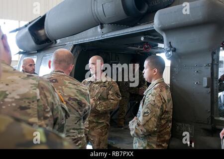 FORT BRAGG, North Carolina, U.S.- und ausländische jumpmasters Teilnahme an Jumpmaster Training in der Vorbereitung für den Betrieb Spielzeug Drop XIX, Dec 7, Fort Bragg, North Carolina. Betrieb Spielzeug Drop ist der weltweit größte gemeinsame und kombinierten Luft- und gemeinsame Aus- und Fortbildung. Stockfoto