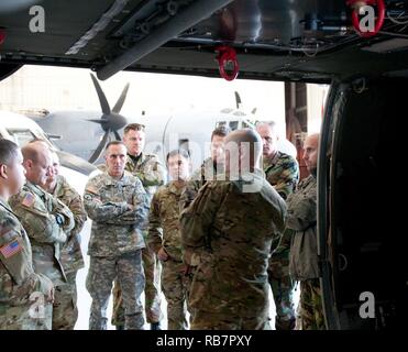 FORT BRAGG, North Carolina, U.S.- und ausländische jumpmasters Teilnahme an Jumpmaster Training in der Vorbereitung für den Betrieb Spielzeug Drop XIX, Dec 7, Fort Bragg, North Carolina. Betrieb Spielzeug Drop ist der weltweit größte gemeinsame und kombinierten Luft- und gemeinsame Aus- und Fortbildung. Stockfoto