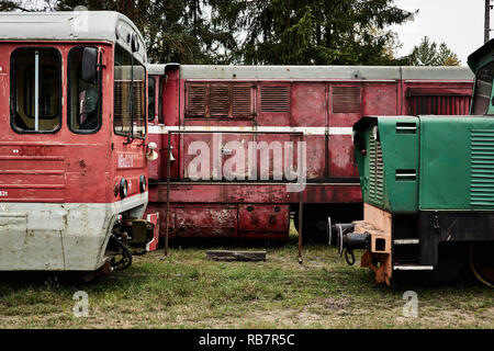 Vor der Verschrottung und verlassenen alten rostigen Lokomotiven und eine rostige tain Wagen in einem Hintergrund Stockfoto