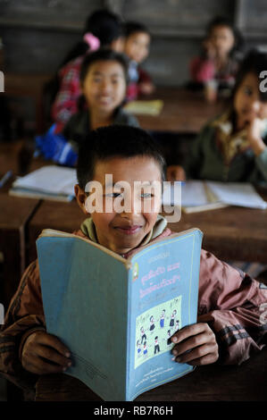 Laos, Provinz Oudomxay, Bergdorf Houyta, ethnische Gruppe, Kinder in Khmu Dorf Schule/LAOS, Provinz Oudomxay, Dorf Houyta, Ethnie Khmu, Kinder aus Bergdoerfern der Ethnie Khmu in einer Dorfschule Stockfoto