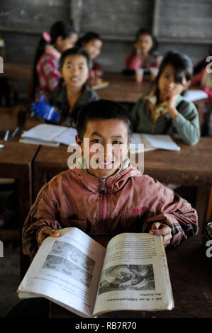 Laos, Provinz Oudomxay, Bergdorf Houyta, ethnische Gruppe, Kinder in Khmu Dorf Schule/LAOS, Provinz Oudomxay, Dorf Houyta, Ethnie Khmu, Kinder aus Bergdoerfern der Ethnie Khmu in einer Dorfschule Stockfoto