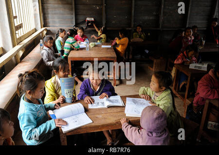 Laos, Provinz Oudomxay, Bergdorf Houyta, ethnische Gruppe, Kinder in Khmu Dorf Schule/LAOS, Provinz Oudomxay, Dorf Houyta, Ethnie Khmu, Kinder aus Bergdoerfern der Ethnie Khmu in einer Dorfschule Stockfoto