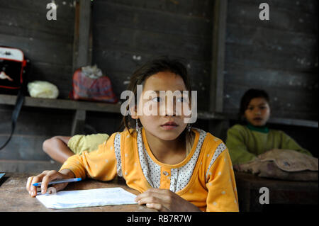 Laos, Provinz Oudomxay, Bergdorf Houyta, ethnische Gruppe, Kinder in Khmu Dorf Schule/LAOS, Provinz Oudomxay, Dorf Houyta, Ethnie Khmu, Kinder aus Bergdoerfern der Ethnie Khmu in einer Dorfschule Stockfoto