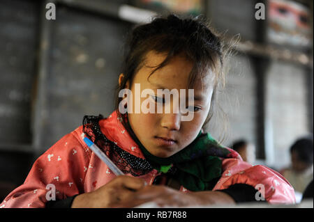 Laos, Provinz Oudomxay, Bergdorf Houyta, ethnische Gruppe, Kinder in Khmu Dorf Schule/LAOS, Provinz Oudomxay, Dorf Houyta, Ethnie Khmu, Kinder aus Bergdoerfern der Ethnie Khmu in einer Dorfschule Stockfoto