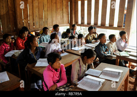 Laos, Provinz Oudomxay, Bergdorf Houyta, ethnische Gruppe, Kinder in Khmu Dorf Schule/LAOS, Provinz Oudomxay, Dorf Houyta, Ethnie Khmu, Kinder aus Bergdoerfern der Ethnie Khmu in einer Dorfschule Stockfoto