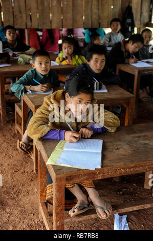 Laos, Provinz Oudomxay, Bergdorf Houyta, ethnische Gruppe, Kinder in Khmu Dorf Schule/LAOS, Provinz Oudomxay, Dorf Houyta, Ethnie Khmu, Kinder aus Bergdoerfern der Ethnie Khmu in einer Dorfschule Stockfoto