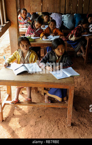 Laos, Provinz Oudomxay, Bergdorf Houyta, ethnische Gruppe, Kinder in Khmu Dorf Schule/LAOS, Provinz Oudomxay, Dorf Houyta, Ethnie Khmu, Kinder aus Bergdoerfern der Ethnie Khmu in einer Dorfschule Stockfoto