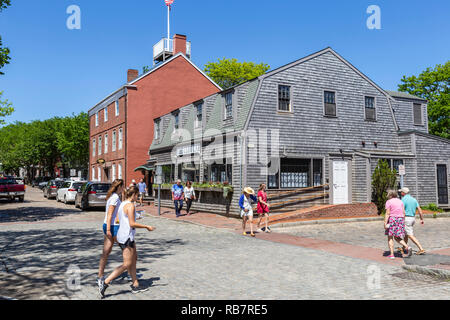Ein Blick auf die Main Street einschließlich der Club Car Restaurant in Nantucket, Massachusetts. Stockfoto