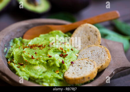 Frische guacamole in Houten mit Chili flocken , mexikanische Gericht mit Avocados Stockfoto