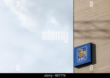 MONTREAL, KANADA - 7 November, 2018: Logo der Royal Bank of Canada (RBC) in Montreal, Quebec in der Nähe ihrer Hauptniederlassung. RBC ist einer der wichtigsten Banken o Stockfoto