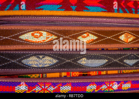 OTAVALO, Ecuador, November 06, 2018: Die typische andische Stoffen verkauft auf dem Kunsthandwerk Markt von Otavalo, Ecuador Stockfoto