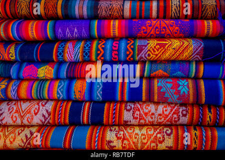 OTAVALO, Ecuador, November 06, 2018: Die typische andische Stoffen verkauft auf dem Kunsthandwerk Markt von Otavalo, Ecuador Stockfoto