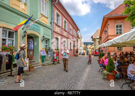 Sibiu, Rumänien - 8. Juli 2018 - Touristen und Einheimische zu Fuß in die Altstadt von Hermannstadt in Rumänien Stockfoto