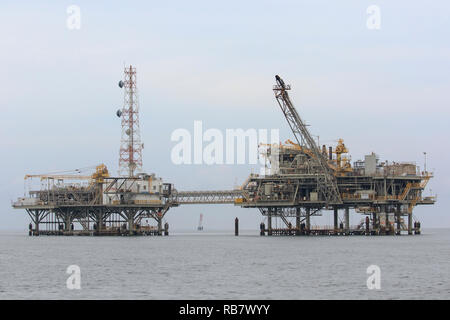 Öl Bohrinsel im Golf von Mexiko, Mobile Bay südlich von Mobile Alabama. Stockfoto