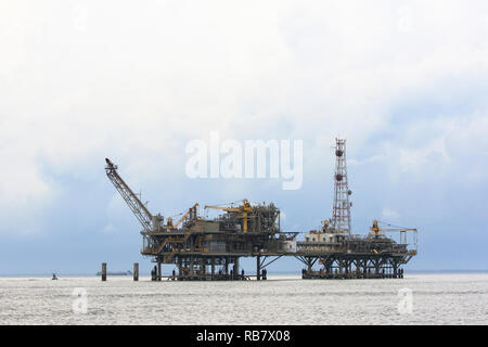 Öl Bohrinsel im Golf von Mexiko, Mobile Bay südlich von Mobile Alabama. Stockfoto