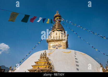 Buddhistische Gebetsfahnen, die zur goldenen Turmspitze und Kuppel von Swayambhunath Stupa, Kathmandu, Nepal führen Stockfoto