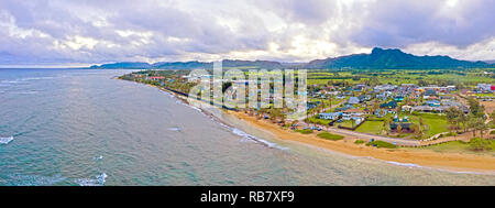 Kapaa, Kauai Hawaii Stadt Landschaft Strand Valley Mountain Ridge Stockfoto