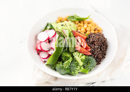 Healhty veganes Mittagessen Schüssel. Salat mit Quinoa, Brokkoli, Tomaten und Kichererbse Stockfoto