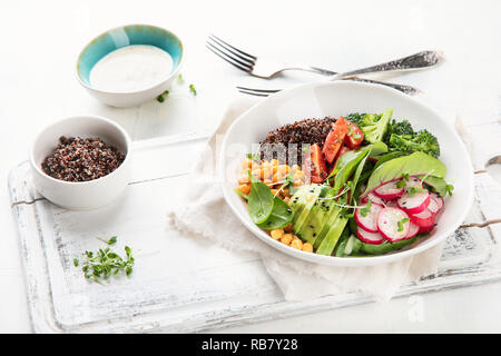 Healhty veganes Mittagessen Schüssel. Salat mit Quinoa, Brokkoli, Tomaten und Kichererbse Stockfoto