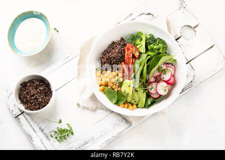 Healhty veganes Mittagessen Schüssel. Salat mit Quinoa, Brokkoli, Tomaten und Kichererbse Stockfoto