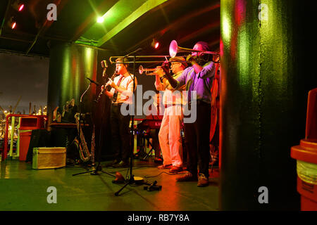 Jazz Band spielt Dinner Kreuzfahrt Schiff Steamboat Natchez Stockfoto