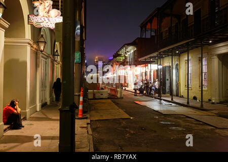 Nächtliche Ansicht der Bourbon Street in New Orleans, Louisiana. Stockfoto