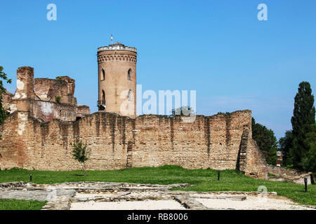 Blick auf den Turm (Chindia Sunset Tower) zwischen Ruinen und alten Mauern der fürstlichen Hof in Targoviste, Rumänien. Der Palast von Vlad III Tepes, integriert Stockfoto