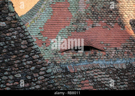 Dach des Hauses historischen alten Gebäude in der mittelalterlichen Stadt Sibiu - Hermannstadt, Rumänien. Augen, die in der Dach-architektonisches Detail "Rumänien Augen Stockfoto