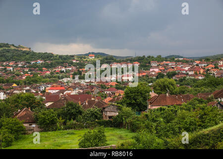 Roten Dächer der Stadt Hunedoara in Hunedoara Grafschaft in Siebenbürgen, Rumänien, wo die Corvin Schloss. Blick auf die Stadt von den Burgmauern. Stockfoto