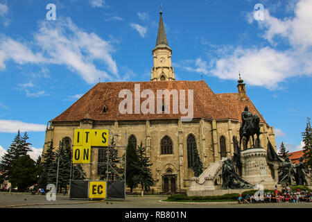 CLUJ-NAPOCA, Rumänien - 24. JULI 2018: Kirche St. Michael mit Statue von Matei Corvin in Cluj - Napoca. Rumänien Stockfoto