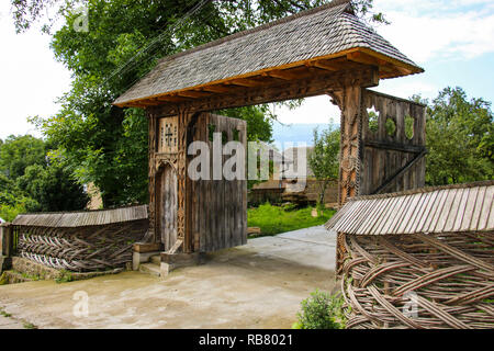 Traditionelle geschnitzte hölzerne Tor in der Alten vilage Sighetu Marmatiei, Banat, Rumänien. Stockfoto