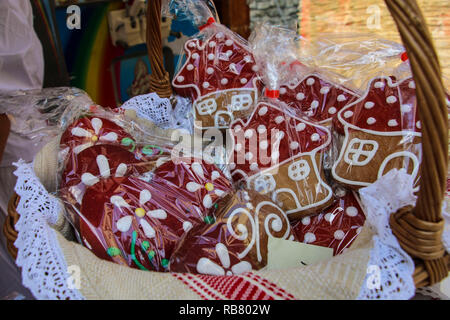 Souvenir Lebkuchen in verschiedenen Formen auf den landwirtschaftlichen Märkten in Alba Iulia, Rumänien. Stockfoto