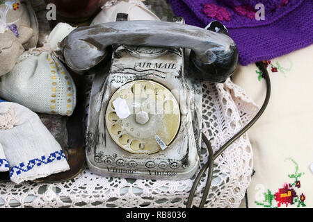 Vintage Drehschalter Telefon auf einem Der Souvenir Märkte in Alba Iulia, Rumänien. Stockfoto