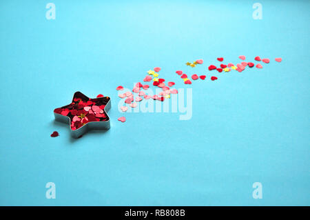 Flach der sternförmigen Box mit roten Herzen auf blauem Hintergrund. Minimalistischer Stil. Stockfoto