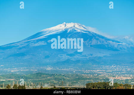 Ansicht der sizilianischen Landschaft mit rauchenden Vulkan Ätna. Sizilien, Italien Stockfoto