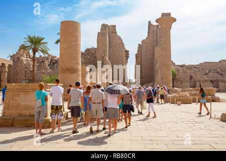 Touristische Gruppe auf einer geführten Tour in den Tempel von Karnak. Luxor, Ägypten Stockfoto