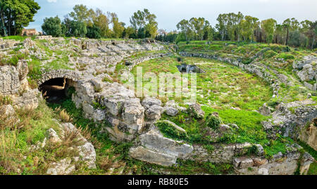 Panoramablick römischen Amphitheater (Anfiteatro Romano) Ruinen. Sizilien, Italien Stockfoto