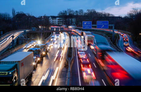 Essen, Nordrhein-Westfalen, Ruhrgebiet, Deutschland - Blau Umweltzone, Autobahn A 40 am Abend den Verkehr in der Innenstadt von Essen, hier auf Stockfoto