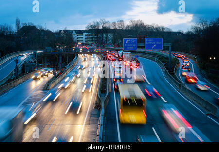 Essen, Nordrhein-Westfalen, Ruhrgebiet, Deutschland - Blau Umweltzone, Autobahn A 40 am Abend den Verkehr in der Innenstadt von Essen, hier auf Stockfoto