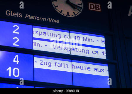 Essen, Nordrhein-Westfalen, Ruhrgebiet, Deutschland - Anzeigetafel am Essener Hauptbahnhof zeigt Bahn Verspätungen und Annullierungen, hier anlässlich der Stockfoto