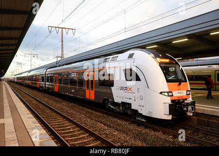Essen, Nordrhein-Westfalen, Ruhrgebiet, Deutschland - Das neue RRX, Rhein-Ruhr-Express ist in Essen Hauptbahnhof entfernt. Essen, Nordrhein-Westfalen, R Stockfoto