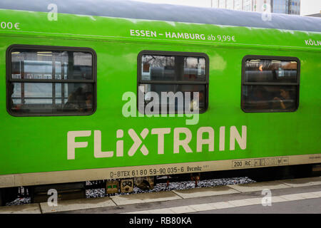Essen, Nordrhein-Westfalen, Ruhrgebiet, Deutschland - Flixtrain Zug am Hauptbahnhof Essen. Essen, Nordrhein-Westfalen, Ruhrgebiet, Deutschland - Fl Stockfoto
