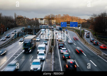 Essen, Nordrhein-Westfalen, Ruhrgebiet, Deutschland - Blau Umweltzone, Autobahn A 40 am Abend den Verkehr in der Innenstadt von Essen, hier auf Stockfoto