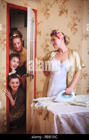 Szene mit einer Hausfrau und Freunde. Humorvoll studio Shot im Retro Stil. Stockfoto