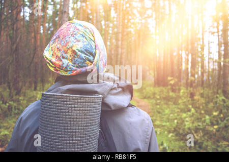 Mann allein im Wald Stockfoto